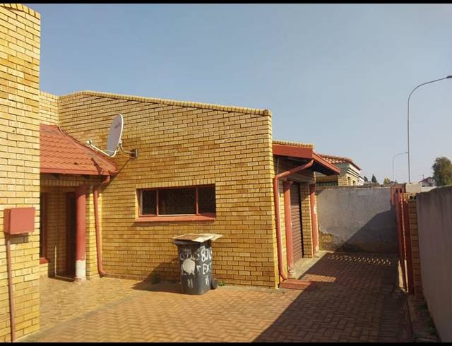 4 BEDROOM HOUSE FOR SALE IN PROTEA GARDEN